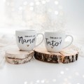 Zestaw 2 białych kubków porcelanowych 300 ml - motyw złotego serca z napisami Kocham Cię Mamo i Kocham Cię Tato dla rodziców na Dzień Matki i Ojca Eleganckie opakowanie prezentowe zestawu porcelanowego ze złotym sercem nadzwyczajnie.mom — kubków - Kocham Cię Mamo,