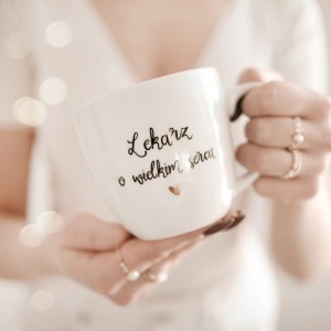 Biały kubek porcelanowy z personalizacją 300 ml - motyw złotego serca z napisem Lekarz o wielkim sercu dla lekarza na każdą okazję