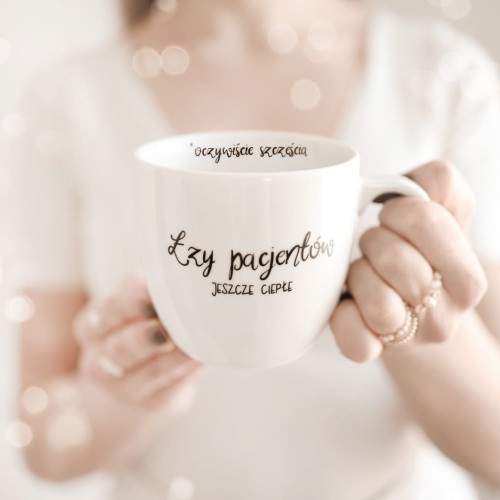 Biały kubek porcelanowy nadzwyczajnie.mom ze złotym zdobieniem i napisem Biały Kubek Porcelanowy 300 ml - Napis Łzy