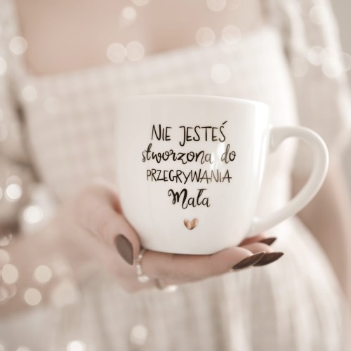 Biały kubek porcelanowy nadzwyczajnie.mom ze złotym zdobieniem i napisem NIE JESTEŚ stworzona do PRZEGRYWANIA +