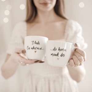 Zestaw 2 białych kubków porcelanowych 300 ml - motyw złotego serca dla pary na rocznicę