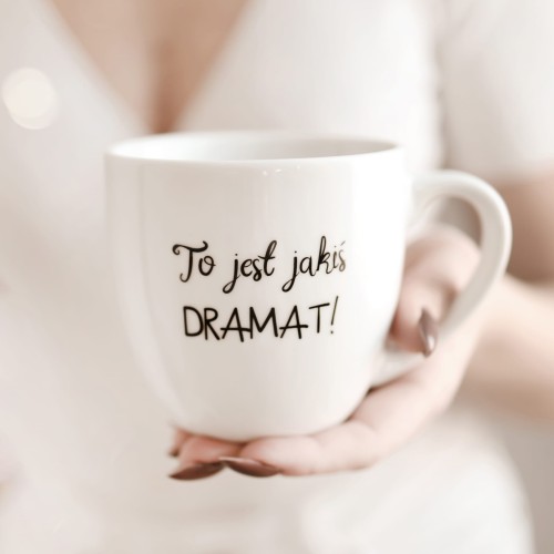 Biały kubek porcelanowy nadzwyczajnie.mom ze złotym zdobieniem i napisem To jest jakiś DRAMAT! — 300 ml