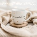 Biały Kubek Porcelanowy 300 ml - Napis Taka Przyjaciółka To Skarb i Złote Serduszka na Urodziny dla Przyjaciółki Biały kubek porcelanowy nadzwyczajnie.mom ze złotym zdobieniem i napisem Biały Kubek Porcelanowy 300 ml - Napis Taka