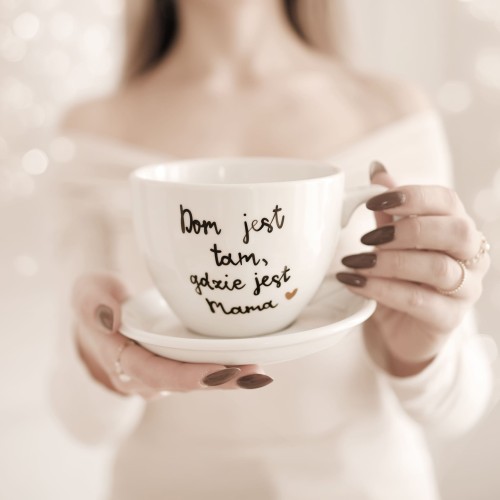 Biała filiżanka porcelanowa 500 ml ze spodkiem - napis dom jest tam gdzie jest mama ze złotym sercem dla mamy na Dzień Matki