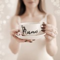 Biała filiżanka porcelanowa 250 ml ze spodkiem - motyw złotego serca z napisem Mamuś dla mamy na Dzień Matki Biały filiżanka porcelanowa nadzwyczajnie.mom ze złotym sercem i napisem ze spodkiem - Mamuś — 250 ml