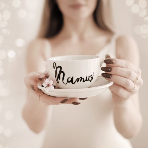 Biała filiżanka porcelanowa 250 ml ze spodkiem - motyw złotego serca z napisem Mamuś dla mamy na Dzień Matki
