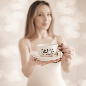 Biała filiżanka porcelanowa ze spodkiem 250 ml - napis Mama idealna ze złotym sercem dla mamy na Dzień Matki