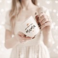 Biały kubek porcelanowy 300 ml - motyw złotej korony z napisem piękna, mądra, kochana mama dla mamy na Dzień Matki Biały kubek porcelanowy nadzwyczajnie.mom ze złotym zdobieniem i napisem Piękna, mądra, kochana Mama ZŁOTA KORONA — 300 ml