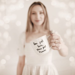 Biały kubek porcelanowy 300 ml - napis Dom jest tam gdzie jest mama ze złotym sercem dla mamy na Dzień Matki