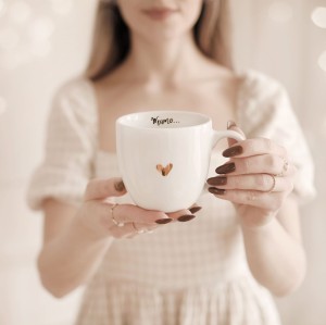 Biały Kubek Porcelanowy 300 ml - Napis Mamo na Dnie i Złote Serce dla Mamy na Dzień Matki