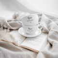 Zestaw 2 białych filiżanek porcelanowych 250 ml ze spodkami - napis żona i mąż z datą i złotym serduszkiem dla małżonków na każdą okazję Biały filiżanka porcelanowa nadzwyczajnie.mom ze złotym zdobieniem i napisem filiżanek 250 ml ze spodkami - Żona i Mąż z