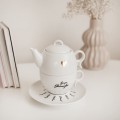 Biały zestaw porcelanowy z personalizacją - Imbryk i filiżanka ze spodkiem z imionami na zakończenie roku Filiżanka porcelanowa ze złotym zdobieniem imbryk i filiżanka z imionami dzieci na spodku nadzwyczajnie.mom — widok z boku