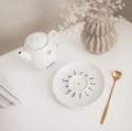 Biały zestaw porcelanowy z personalizacją - Imbryk i filiżanka ze spodkiem z imionami na zakończenie roku Eleganckie opakowanie prezentowe filiżanki porcelanowej ze złotym zdobieniem nadzwyczajnie.mom — imbryk i filiżanka z