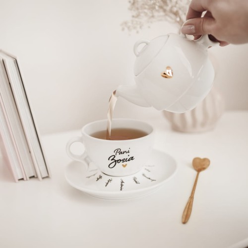 Biały zestaw porcelanowy z personalizacją - Imbryk i filiżanka ze spodkiem z imionami na zakończenie roku