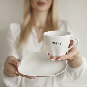 Biała asymetryczna filiżanka porcelanowa z personalizacją ze spodkiem 200 ml -  własna treść dla bliskiej osoby na każdą okazję