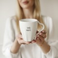 Biały asymetryczny kubek porcelanowy z personalizacją 300 ml  Kubek porcelanowy ze złotym zdobieniem Personalizowany asymetryczny nadzwyczajnie.mom — widok z boku na białym tle
