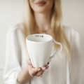 Biały asymetryczny kubek porcelanowy z personalizacją 300 ml  Biały kubek ze złotym zdobieniem nadzwyczajnie.mom Personalizowany asymetryczny — porcelana premium 300 ml