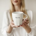 Biały asymetryczny kubek porcelanowy z personalizacją 300 ml  Biały kubek porcelanowy nadzwyczajnie.mom ze złotym zdobieniem i napisem Personalizowany asymetryczny — 300 ml