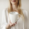 Biały asymetryczny kubek porcelanowy z personalizacją 300 ml  Eleganckie opakowanie prezentowe kubka porcelanowego ze złotym zdobieniem nadzwyczajnie.mom — Personalizowany asymetryczny