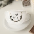 Personalizowana filiżanka 350 ml z talerzykiem Twój napis ze świątecznym motywem Zbliżenie na złote zdobienie na białym filiżance porcelanowej Personalizowana z ykiem Twój napis ze świątecznym motywem