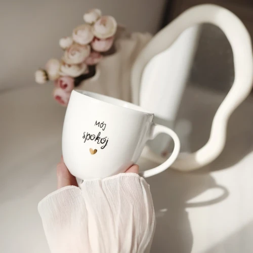 Biały kubek porcelanowy 300 ml - motyw złotego serca z napisem Mój spokój dla ukochanej osoby na walentynki