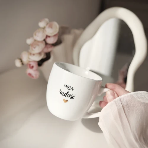 Biały kubek porcelanowy 300 ml - motyw złotego serca z napisem Moja radość dla partnerki na rocznicę związku