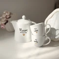 Zestaw biały porcelanowy dzbanek 1 litra i 2 kubki porcelanowe 300 ml - motyw złotego serca z napisami Razem smakuje lepiej oraz Mój spokój i Moja radość dla pary na walentynki 3P4A9153.webp