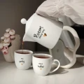 Zestaw biały porcelanowy dzbanek 1 litra i 2 kubki porcelanowe 300 ml - motyw złotego serca z napisami Razem smakuje lepiej oraz Mój spokój i Moja radość dla pary na walentynki 3P4A9166.webp