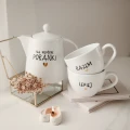 Zestaw biały porcelanowy dzbanek 1 litr i 2 kubki porcelanowe 500 ml - motyw złotego serca z napisami Na wspólne poranki oraz Razem lepiej dla pary na rocznicę ślubu 3P4A9197.webp