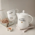 Zestaw biały porcelanowy dzbanek 1 litr i 2 kubki porcelanowe 500 ml - motyw złotego serca z napisami Na wspólne poranki oraz Razem lepiej dla pary na rocznicę ślubu 3P4A9199.webp
