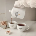 Zestaw biały porcelanowy dzbanek 1 litr i 2 kubki porcelanowe 500 ml - motyw złotego serca z napisami Na wspólne poranki oraz Razem lepiej dla pary na rocznicę ślubu 3P4A9201.webp
