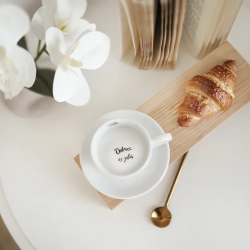 Biała Filiżanka Porcelanowa Espresso ze Spodkiem 100 ml z napisem na krawędzi Tato, a na dnie Dobrze, że jesteś. Złote serce na froncie