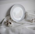 Talerz deserowo-śniadaniowy 20 cm - LEGS Zbliżenie na złote zdobienie na białym talerzu porcelanowym deserowo-śniadaniowy 20 cm - LEGS nadzwyczajnie.mom