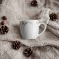 Kubek 300 ml - Parisian amour Biały kubek porcelanowy nadzwyczajnie.mom ze złotym zdobieniem i napisem Parisian amour — 300 ml