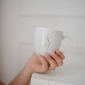 Kubek 300 ml - Back Kubek porcelanowy ze złotym zdobieniem Back nadzwyczajnie.mom — widok z boku na białym tle