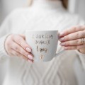 Biały kubek porcelanowy 300 ml - złoty napis z sierścią smakuje lepiej dla właściciela psa lub kota na urodziny Biały kubek porcelanowy nadzwyczajnie.mom ze złotym zdobieniem i napisem Z sierścią smakuje lepiej ZŁOTY NAPIS — 300 ml
