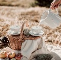 Zestaw Białej Porcelany 1 litra i 250 ml - Dzbanek i 2 Filiżanki z Napisem Mąż i Żona oraz Złotym Sercem na Ślub dla Pary Zbliżenie na złote zdobienie serca na białym filiżance porcelanowej Białej Porcelany 1 litra i 250 ml - Dzbanek i 2