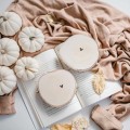 Drewniana podkładka pod kubek - motyw serduszka dla bliskiej osoby na każdą okazję Kubek porcelanowy ze złotym zdobieniem Podkładka drewniana pod kubek - serduszko nadzwyczajnie.mom — widok z boku na