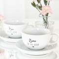 Zestaw 2 białych filiżanek porcelanowych 250 ml ze spodkami - napis żona i mąż z datą i złotym serduszkiem dla małżonków na każdą okazję Eleganckie opakowanie prezentowe filiżanki porcelanowej ze złotym zdobieniem nadzwyczajnie.mom — filiżanek 250 ml ze