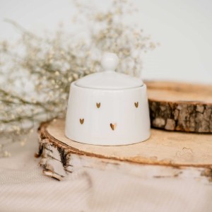 Biała cukiernica porcelanowa - motyw złotych serduszek dla gospodyni domu na parapetówkę