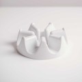 Biały porcelanowy podgrzewacz do dzbanka - akcesorium do serwowania herbaty dla miłośników ciepłych napojów na parapetówkę Biały produkt porcelanowy nadzwyczajnie.mom ze złotym zdobieniem i napisem Podgrzewacz do dzbanka