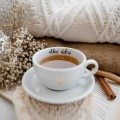 Biała filiżanka porcelanowa 250 ml ze spodkiem - motyw złotego serca z napisem Chłoń dobro dla bliskiej osoby na urodziny Biały filiżanka porcelanowa nadzwyczajnie.mom ze złotym sercem i napisem ze spodkiem - Chłoń dobro — 250 ml