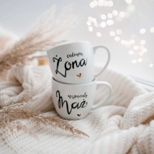 Zestaw 2 białych kubków porcelanowych 300 ml - napisy cudowna żona i wspaniały mąż ze złotym sercem dla małżonków na rocznicę ślubu