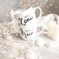 Zestaw 2 białych kubków porcelanowych 300 ml - napisy cudowna żona i wspaniały mąż ze złotym sercem dla małżonków na rocznicę ślubu Zestaw porcelanowy ze złotym sercem kubków 300 ml - Cudowna żona, Wspaniały mąż nadzwyczajnie.mom — widok z boku na białym tle