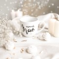 Biały kubek porcelanowy 300 ml - motyw złotego serca z napisem Wspaniały mąż dla męża na rocznicę ślubu Kubek porcelanowy ze złotym sercem Wspaniały mąż nadzwyczajnie.mom — widok z boku na białym tle