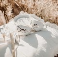 Zestaw 2 białych filiżanek porcelanowych ze spodkami z personalizacją 250 ml - Motyw złotego serca z napisem żona i mąż na każdą okazję dla pary Biały filiżanka porcelanowa nadzwyczajnie.mom ze złotym sercem i napisem filiżanek 250 ml ze spodkami - Żona i Mąż z datą