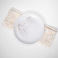 Biały talerz porcelanowy deserowo-śniadaniowy 20 cm - nakrapiany złotem dla miłośnika elegancji na parapetówkę Talerz porcelanowy ze złotym zdobieniem deserowo-śniadaniowy 20 cm - nakrapiany złotem nadzwyczajnie.mom — widok z boku na