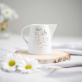Biały mlecznik porcelanowy - motyw nakrapiany złotem dla niej na urodziny Produkt porcelanowy ze złotym zdobieniem Mlecznik nakrapiany złotem nadzwyczajnie.mom — widok z boku na białym tle