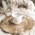 Biały kubek porcelanowy 300 ml - motyw złotego serca i napisu oczekuj dobrego dla bliskiej osoby na urodziny Kubek porcelanowy ze złotym sercem oczekuj dobrego nadzwyczajnie.mom — widok z boku na białym tle