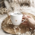 Biały kubek porcelanowy 300 ml - motyw złotego serca i napisu oczekuj dobrego dla bliskiej osoby na urodziny Biały kubek porcelanowy nadzwyczajnie.mom ze złotym sercem i napisem oczekuj dobrego — 300 ml